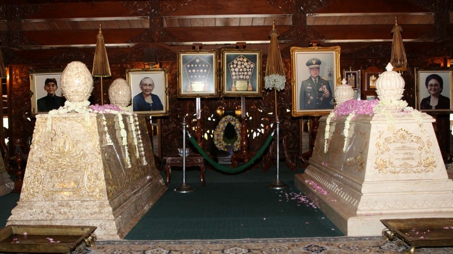 Biografi Soeharto: Makam Presiden Soeharto di Astana Giribangun