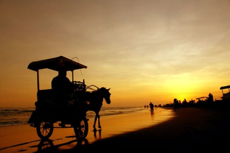 dokar di sepanjang pantai kuta