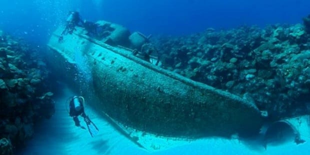 Para Penyelam di Laut Bermuda