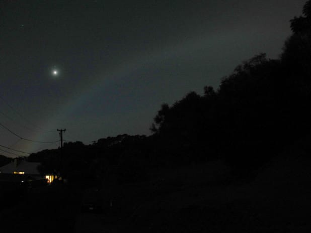 Gambar Pelangi Bulan di Malam Hari