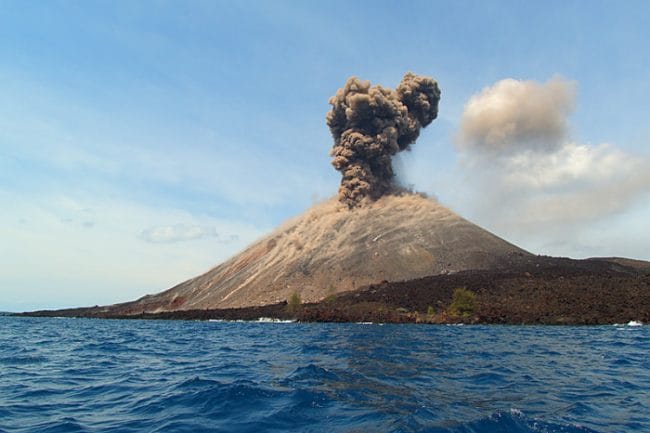 pemandangan indah gunung krakatau