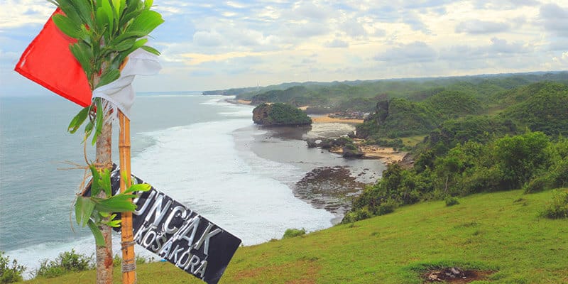 pemandangan hijau dan lau di bukit kosakora