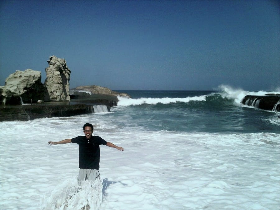 Serunya Bermain Ombak di Pantai Klayar