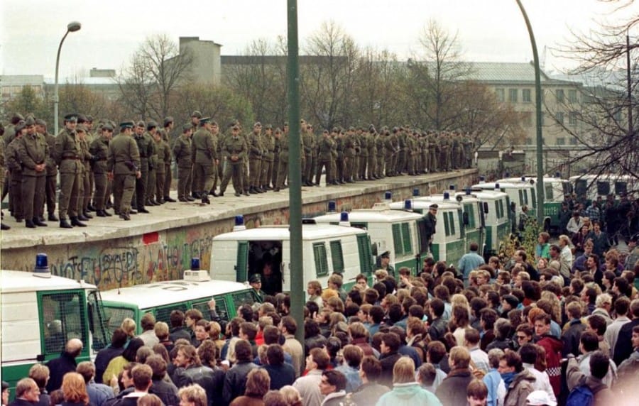 Tentara Berlin Barat Menjaga Warga Berlin yang Berdemontrasi