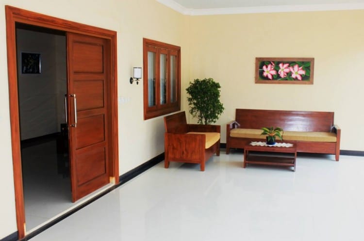 teras rumah dengan furnitur kayu