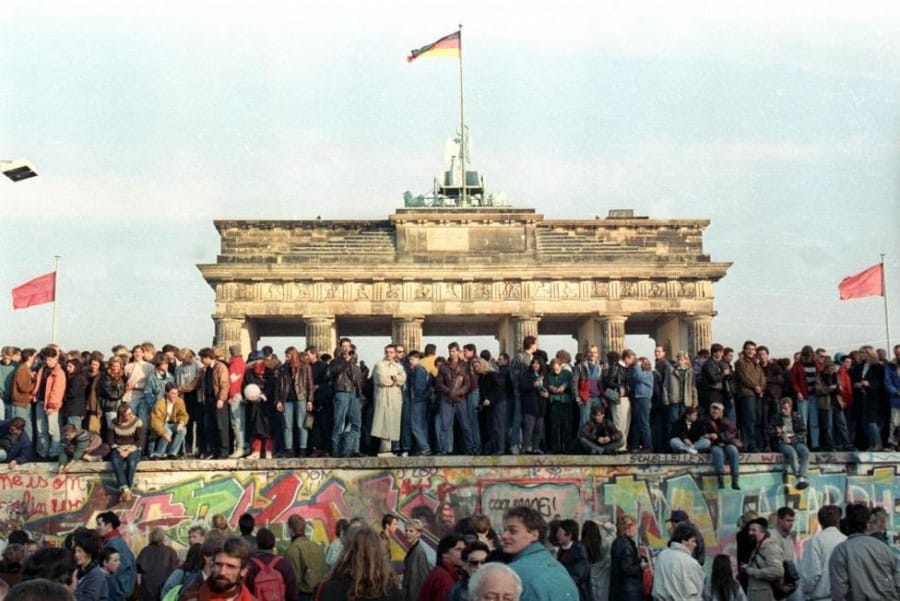Warga Jerman Sedang Berjaga di Tas Tembok Berlin