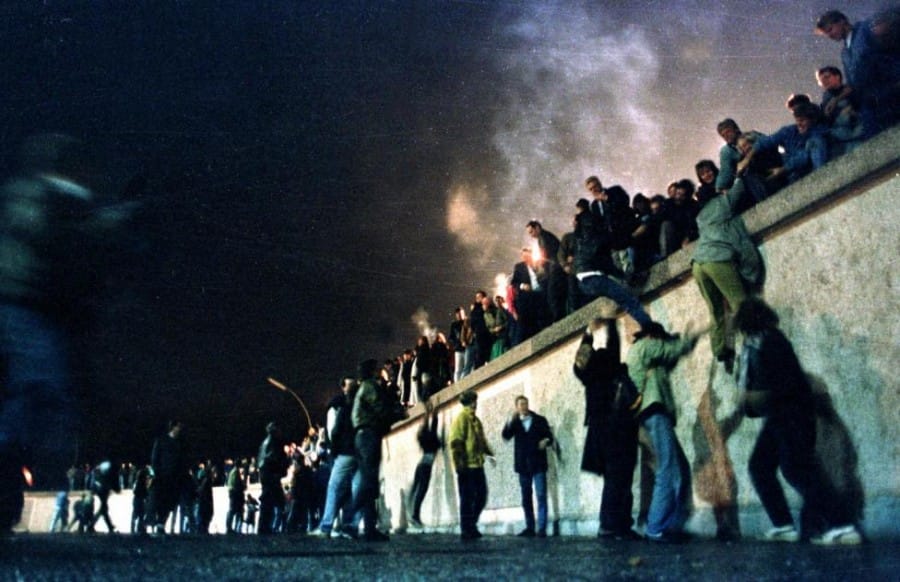 Warga Jerman Sedang Melompati Tembok Berlin
