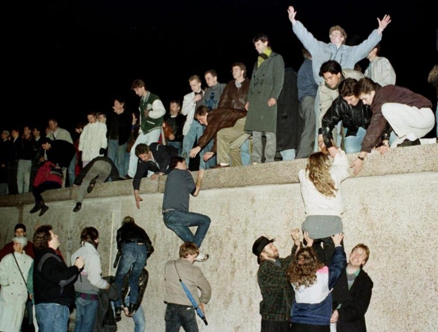 Warga Jerman Timur Mencoba Melwati Tembok Berlin