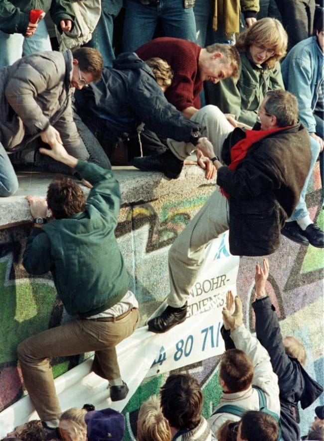 Warga Jerman Timur Saling Membantu di Tembok Berlin