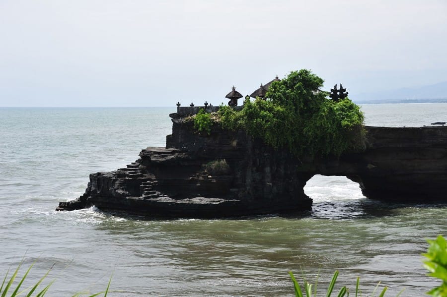 1280px-1_pura_batu_balong_tanah_lot (commons.wikimedia.org)