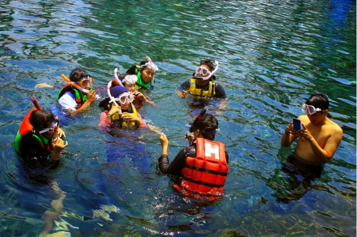 berenang bersama pemandu di umbul ponggok