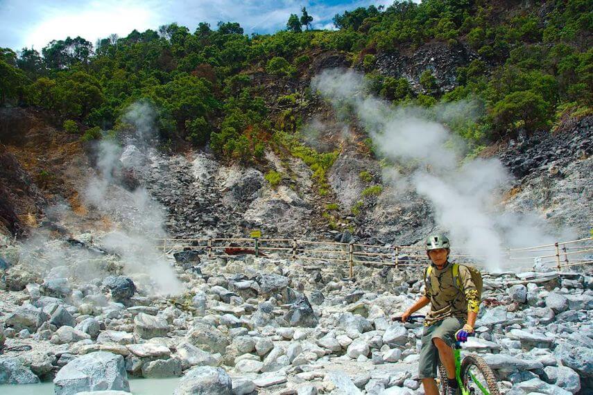 kawah domas spot foto menarik