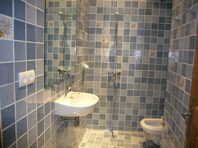 desain kamar mandi biru