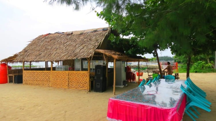 Menikmati Kuliner di Warung Tradisional di Pulau Pari