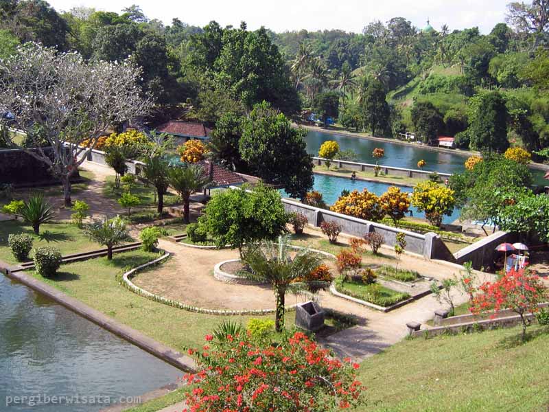 Taman Nardana merupakan Salah Satu Wisata Lombok