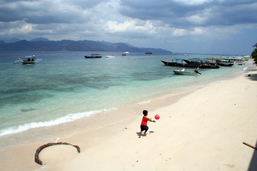 Bermain di Pantai di Gili Air