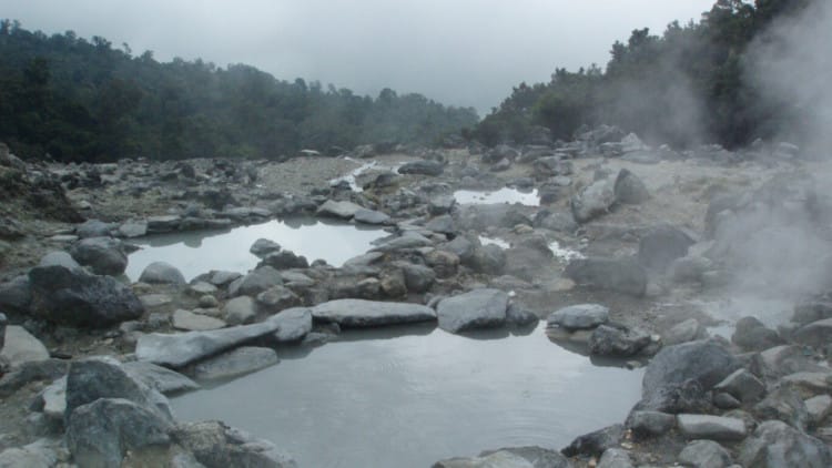 kawah domas gunung takuban perahu dengan panorama eksostik yang indah