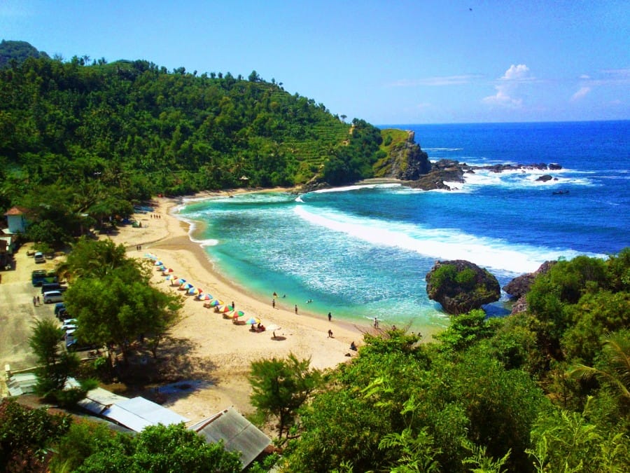 Indahnya Pantai Nglambor dengan Ombak yang Tenang