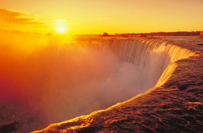 Indahnya Sunset di Air Terjun Niagara
