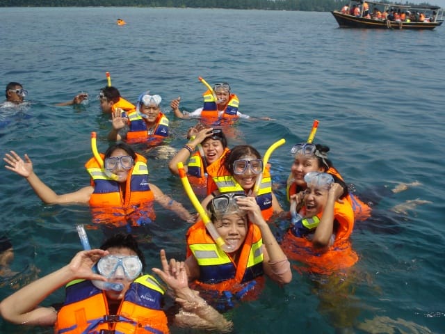 liburan bareng keluarga dan teman dekat di pantai pasir perawan