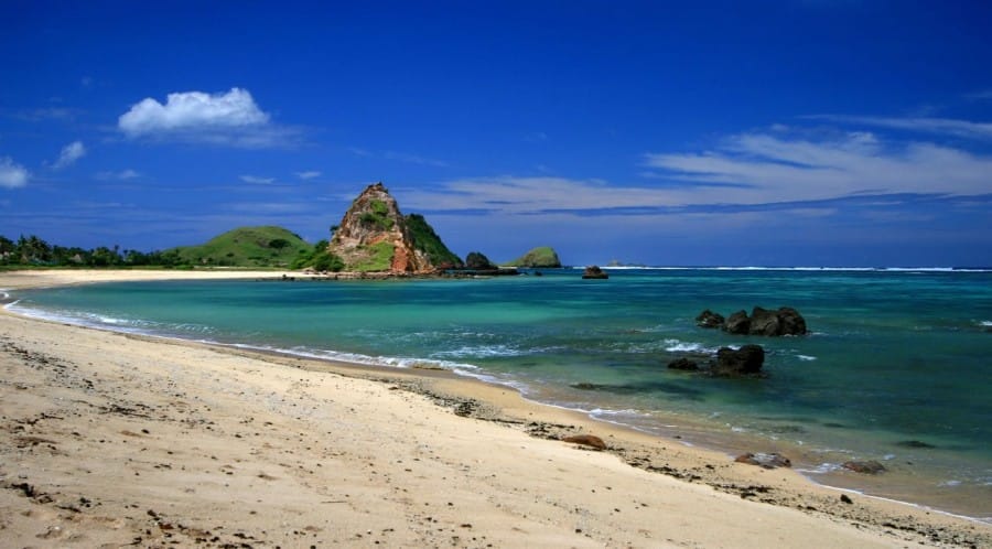 pantai-senggigi (www.triptrus.com)