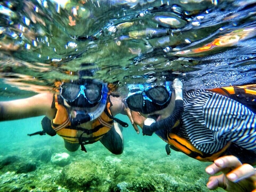 Snorkeling Asyik di Tengah Terjangan Ombak Pantai Nglambor