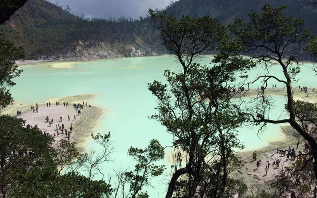 Kawah upas gunung takuban perahu yang menawan