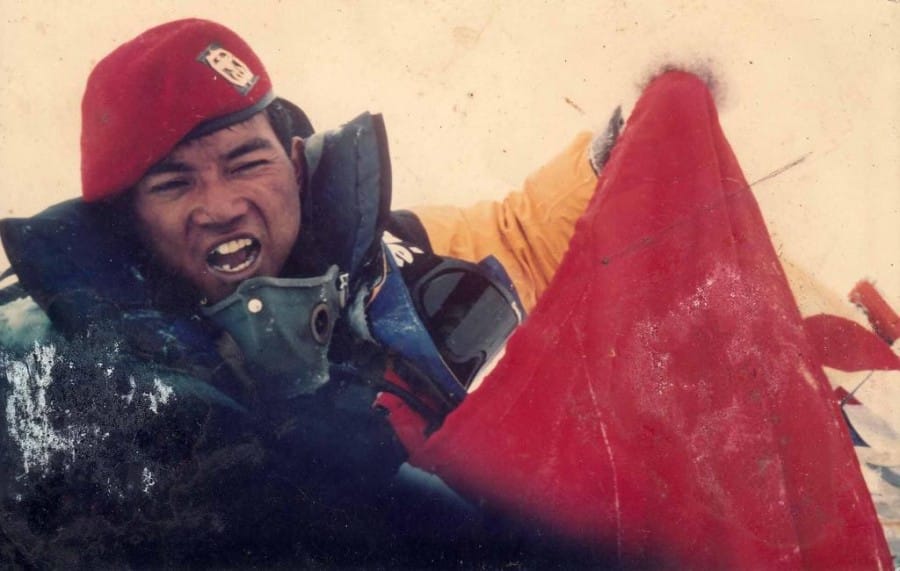 Kekuatan Militer Indonesia mengibarkan merah putih di gunung Everest