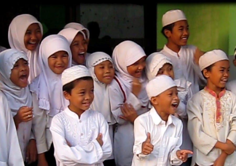 Keutamaan memuliakan anak yatim