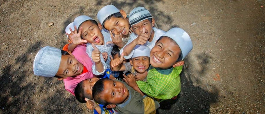 menyantuni anak yatim