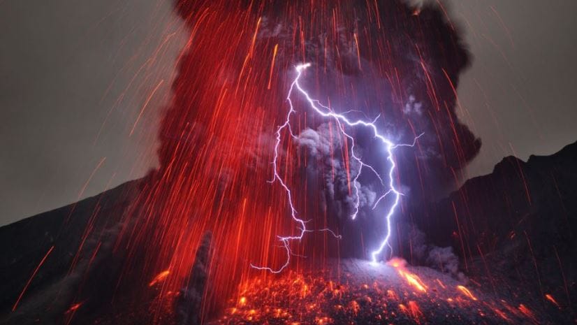 gunung meletus disertai petir