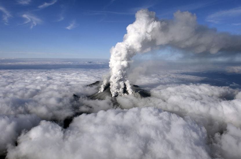 pengertian gunung meletus 