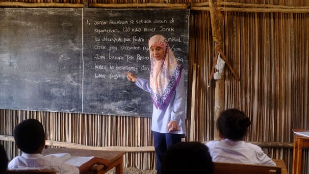 guru mengajar di kelas