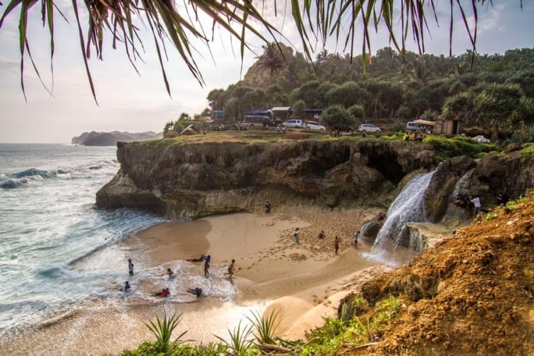 pantai banyu tibo pacitan