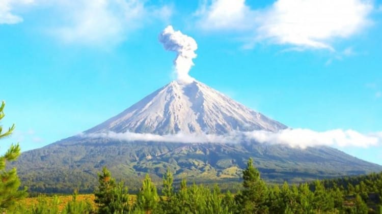 pengertian gunung meletus